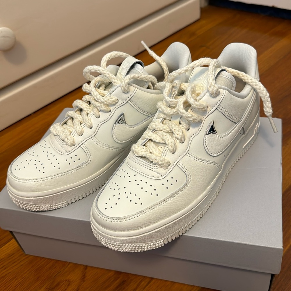 Brand new Nike Air Force 1’07 embellished leather sneakers Testile in size 7.5